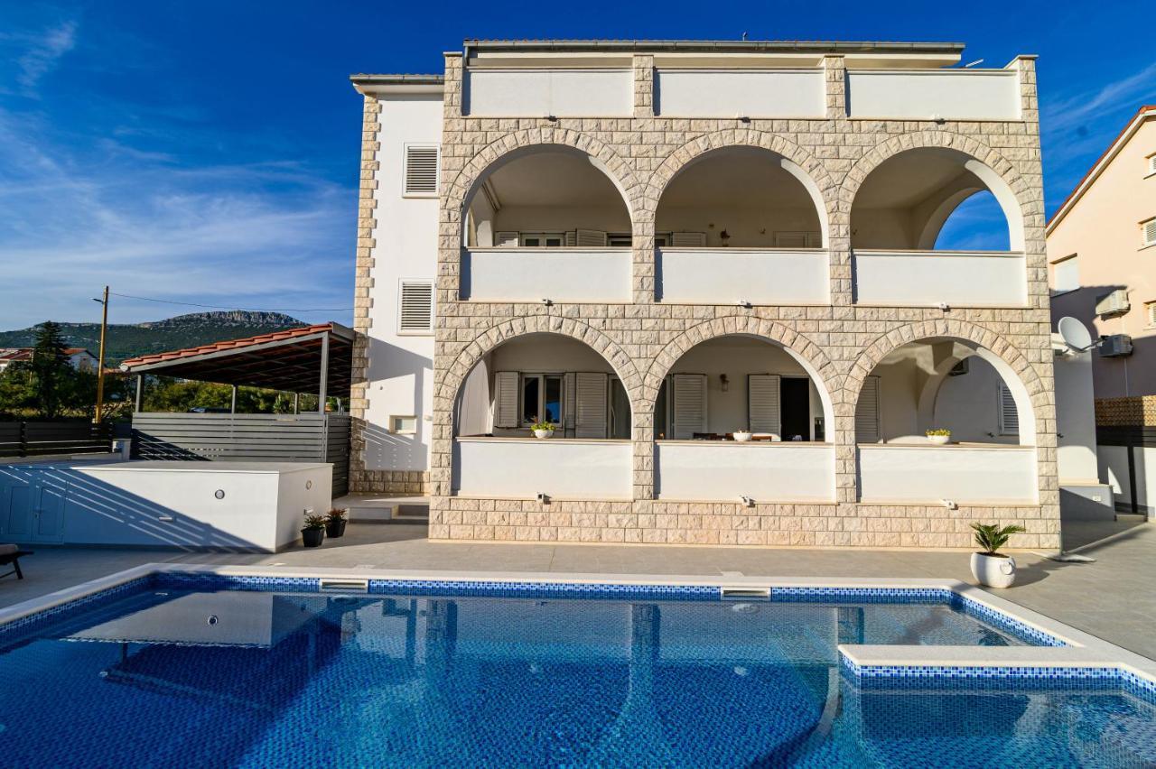 Villa Relax - Beautiful Apartment With Heated Saltwater Pool & Jacuzzi Kaštela エクステリア 写真