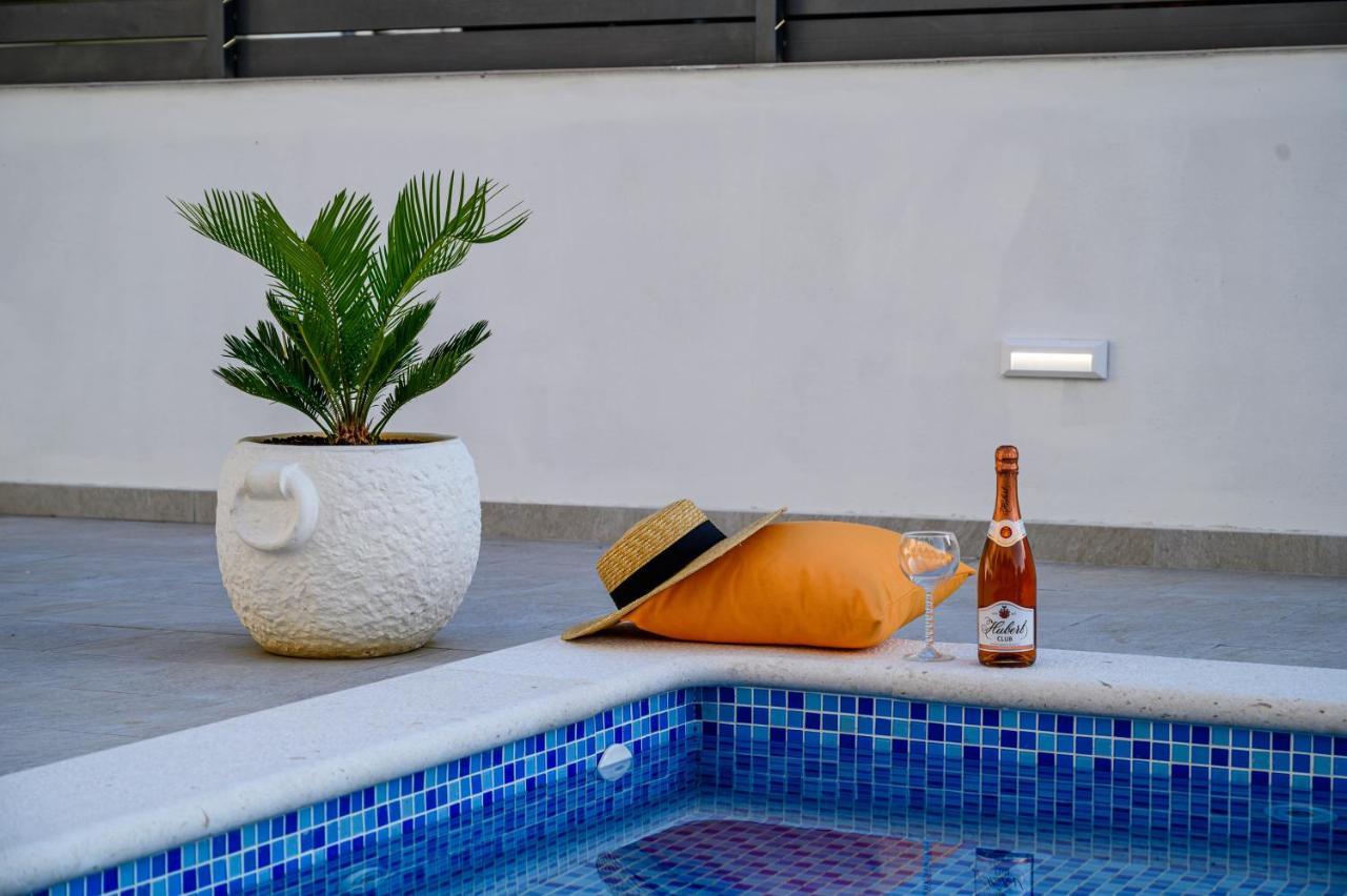 Villa Relax - Beautiful Apartment With Heated Saltwater Pool & Jacuzzi Kaštela エクステリア 写真
