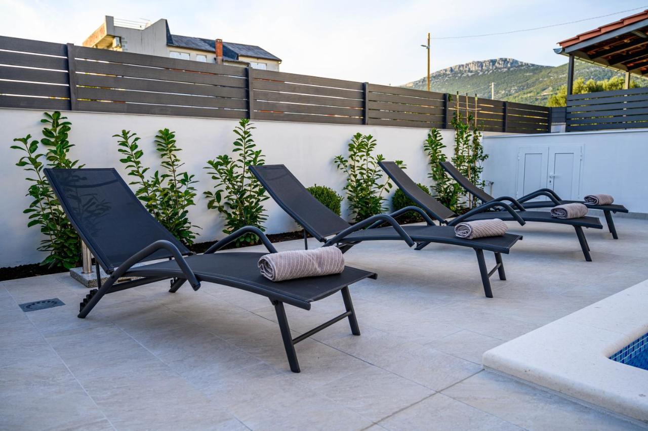 Villa Relax - Beautiful Apartment With Heated Saltwater Pool & Jacuzzi Kaštela エクステリア 写真