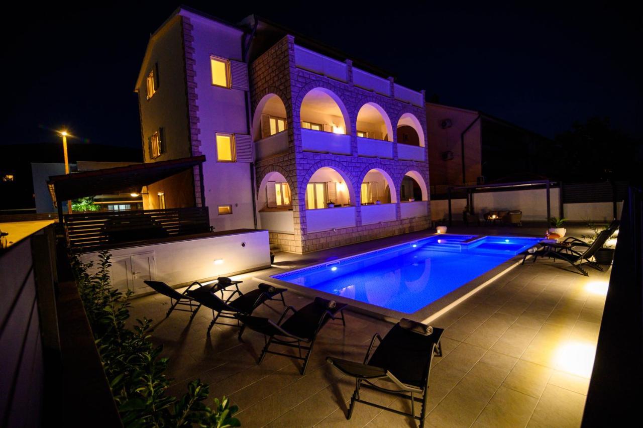 Villa Relax - Beautiful Apartment With Heated Saltwater Pool & Jacuzzi Kaštela エクステリア 写真