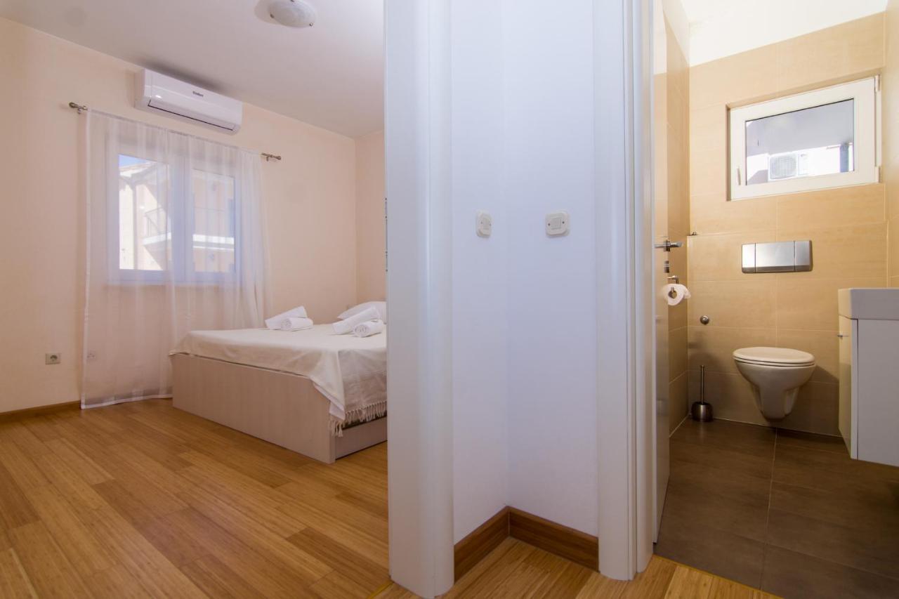 Villa Relax - Beautiful Apartment With Heated Saltwater Pool & Jacuzzi Kaštela エクステリア 写真