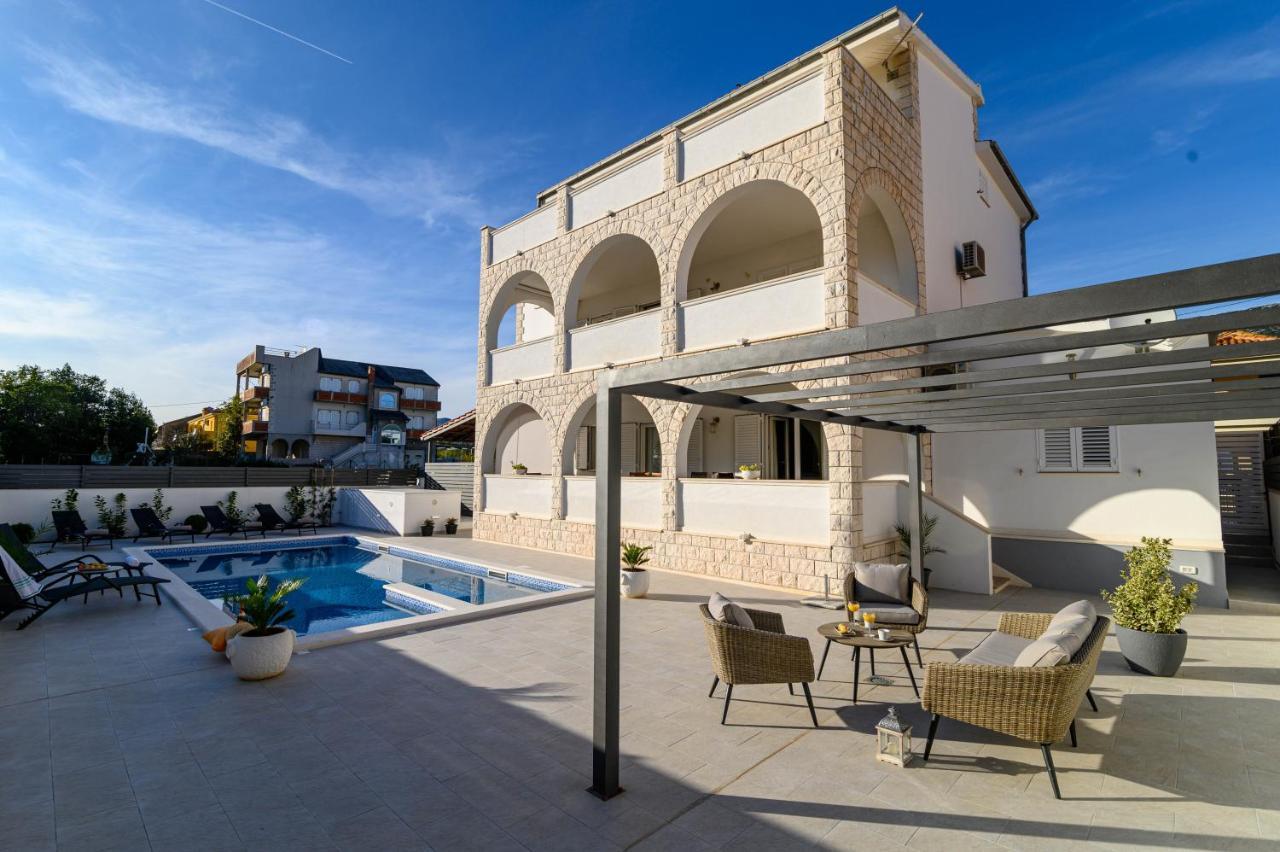 Villa Relax - Beautiful Apartment With Heated Saltwater Pool & Jacuzzi Kaštela エクステリア 写真
