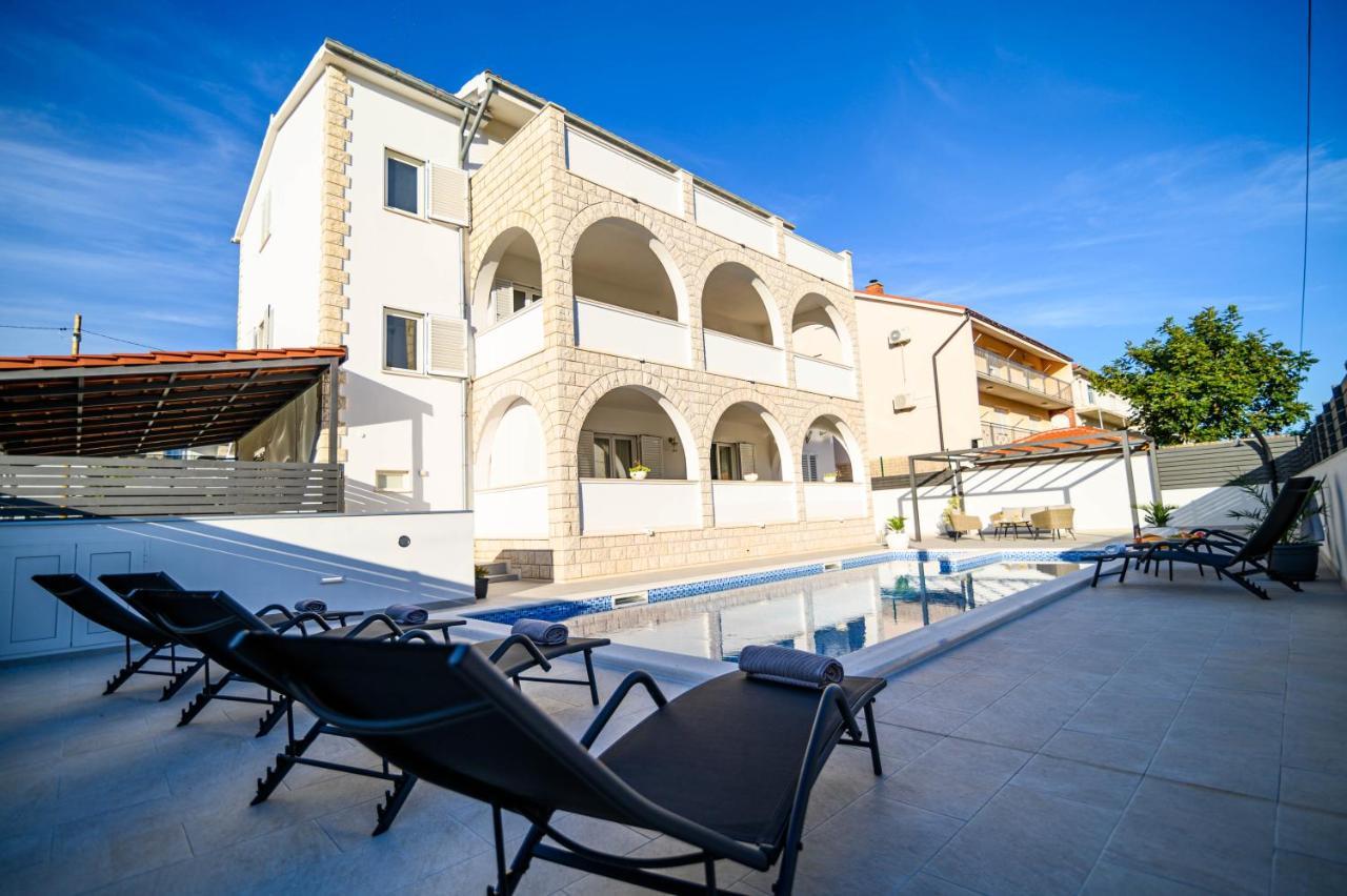 Villa Relax - Beautiful Apartment With Heated Saltwater Pool & Jacuzzi Kaštela エクステリア 写真