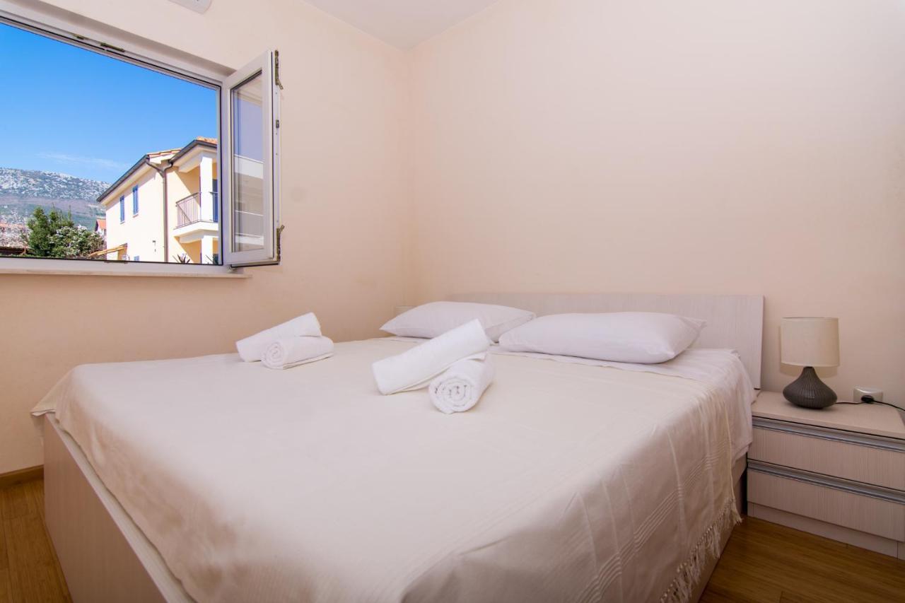 Villa Relax - Beautiful Apartment With Heated Saltwater Pool & Jacuzzi Kaštela エクステリア 写真
