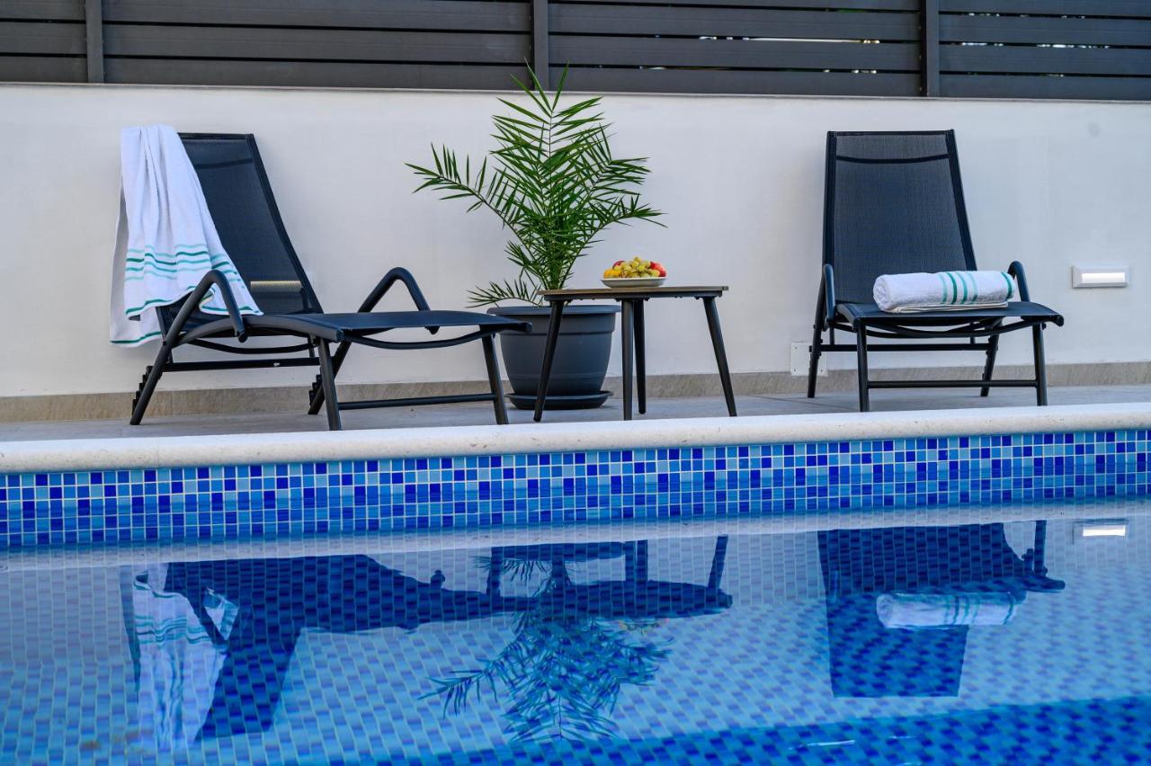 Villa Relax - Beautiful Apartment With Heated Saltwater Pool & Jacuzzi Kaštela エクステリア 写真