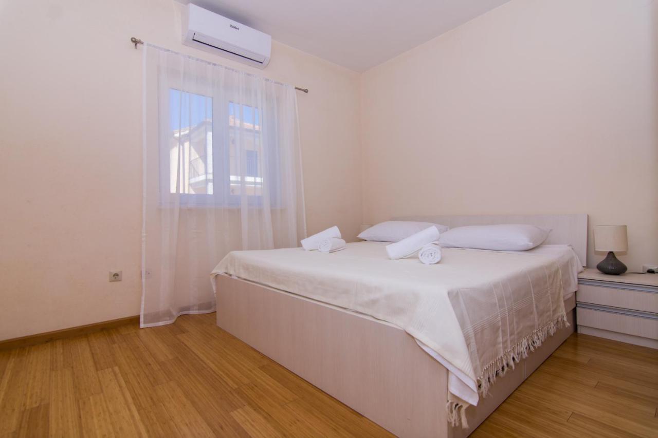 Villa Relax - Beautiful Apartment With Heated Saltwater Pool & Jacuzzi Kaštela エクステリア 写真