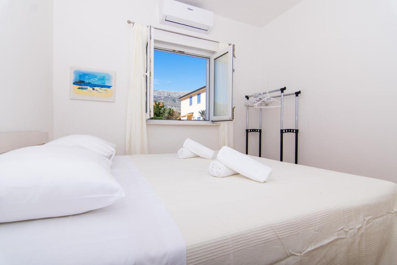 Villa Relax - Beautiful Apartment With Heated Saltwater Pool & Jacuzzi Kaštela エクステリア 写真