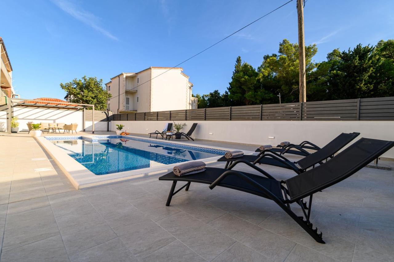 Villa Relax - Beautiful Apartment With Heated Saltwater Pool & Jacuzzi Kaštela エクステリア 写真