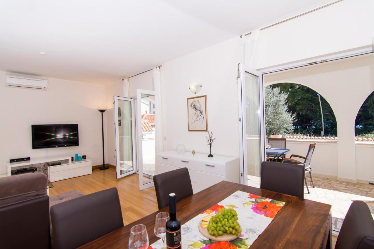 Villa Relax - Beautiful Apartment With Heated Saltwater Pool & Jacuzzi Kaštela エクステリア 写真