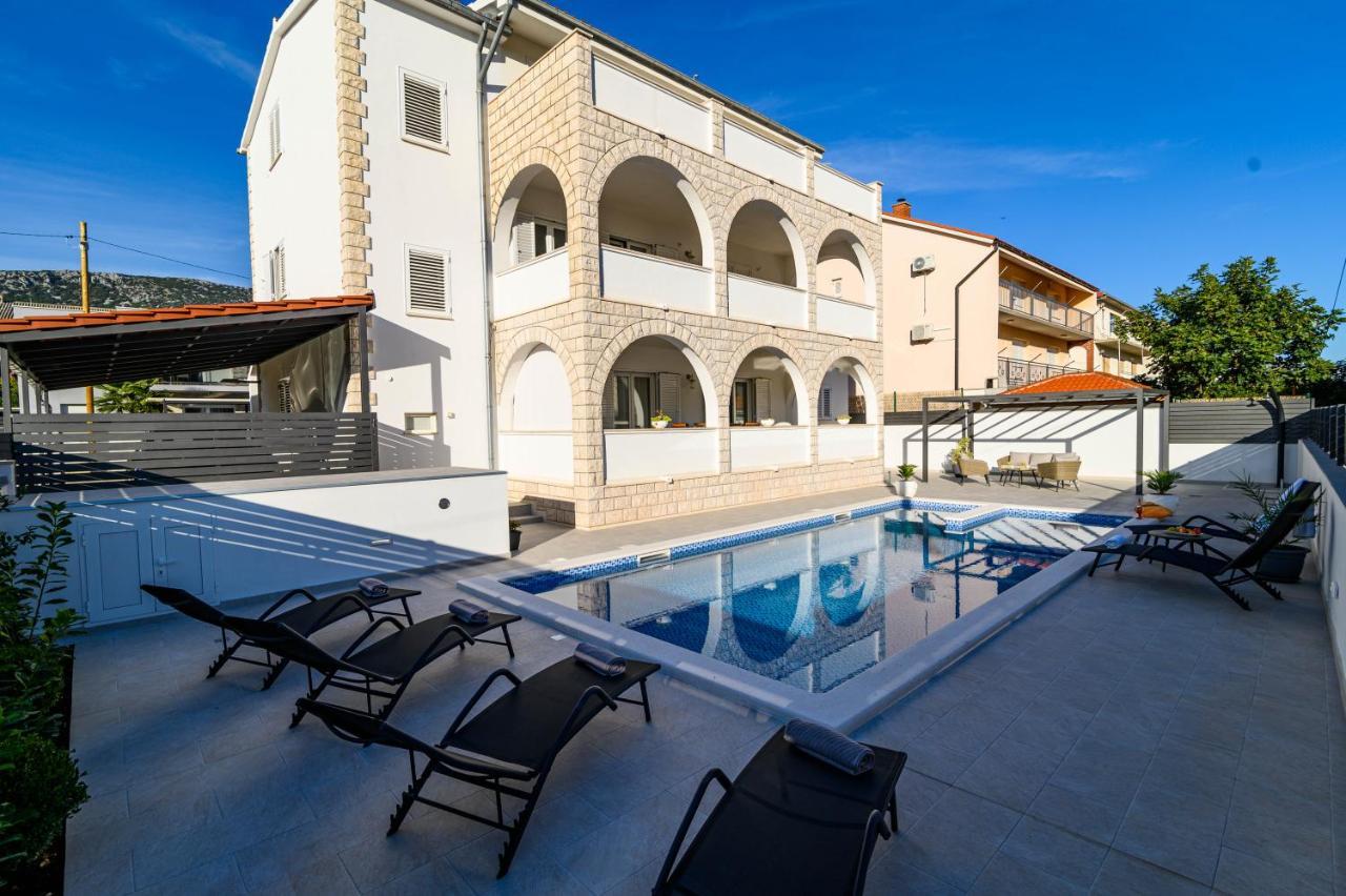 Villa Relax - Beautiful Apartment With Heated Saltwater Pool & Jacuzzi Kaštela エクステリア 写真