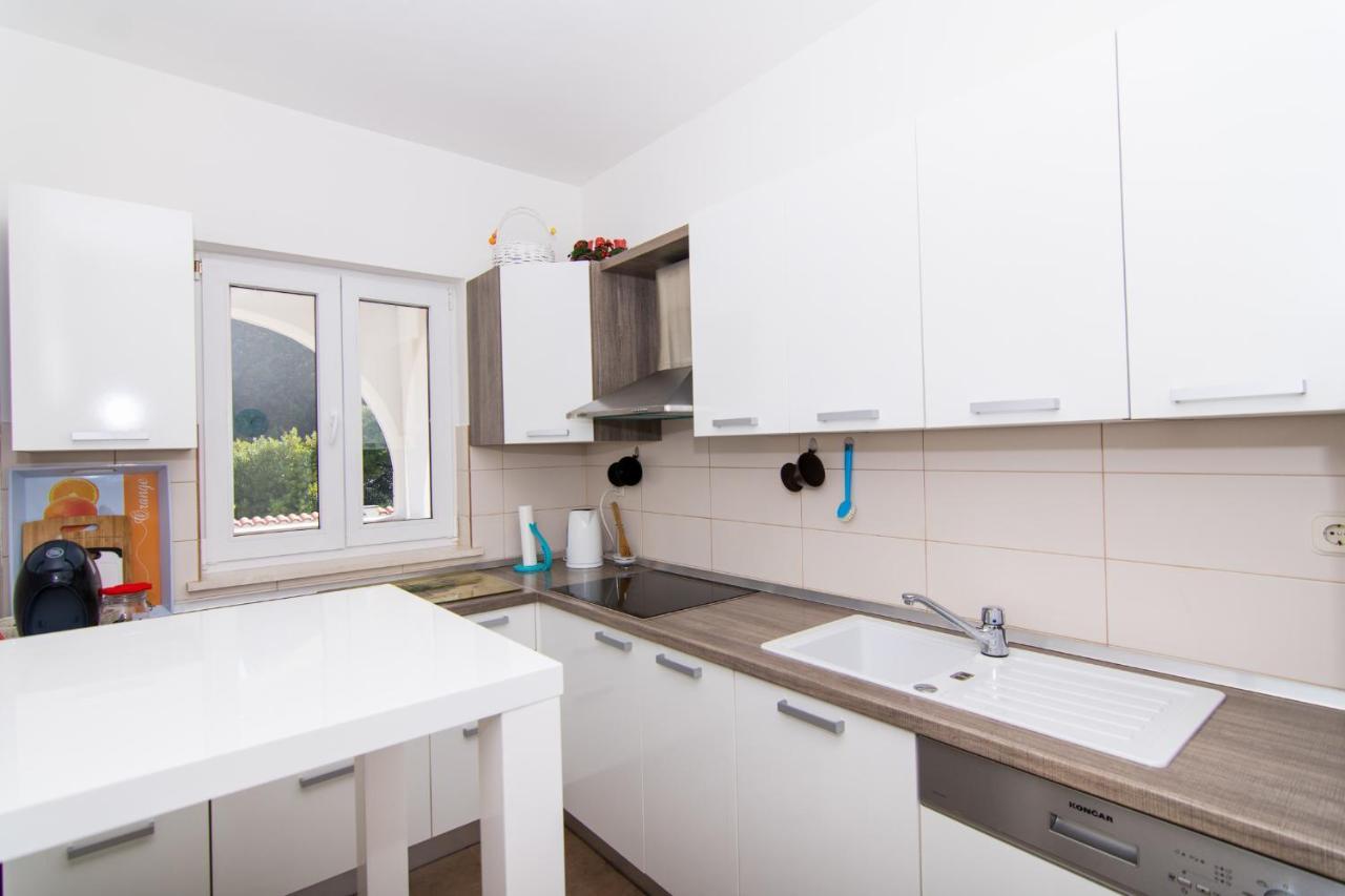Villa Relax - Beautiful Apartment With Heated Saltwater Pool & Jacuzzi Kaštela エクステリア 写真