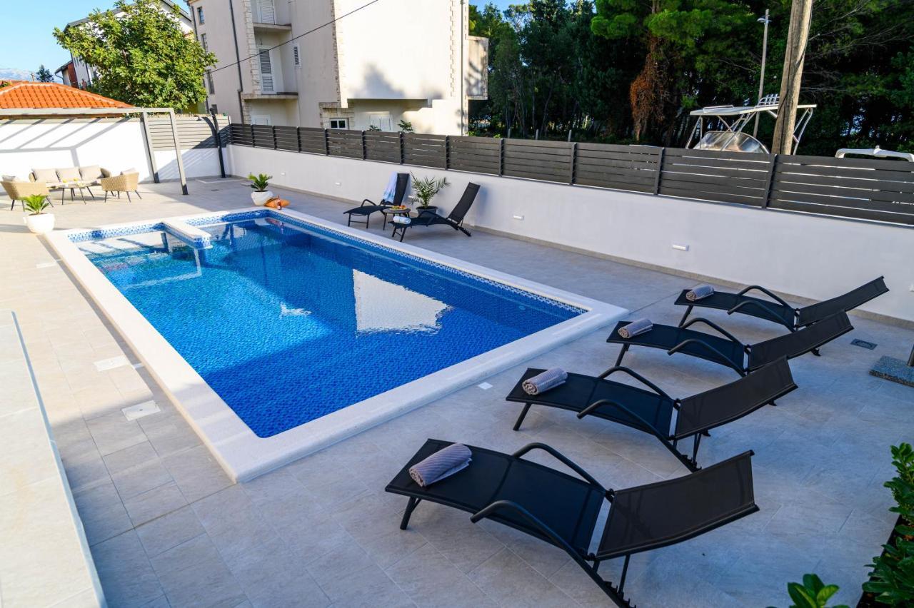 Villa Relax - Beautiful Apartment With Heated Saltwater Pool & Jacuzzi Kaštela エクステリア 写真