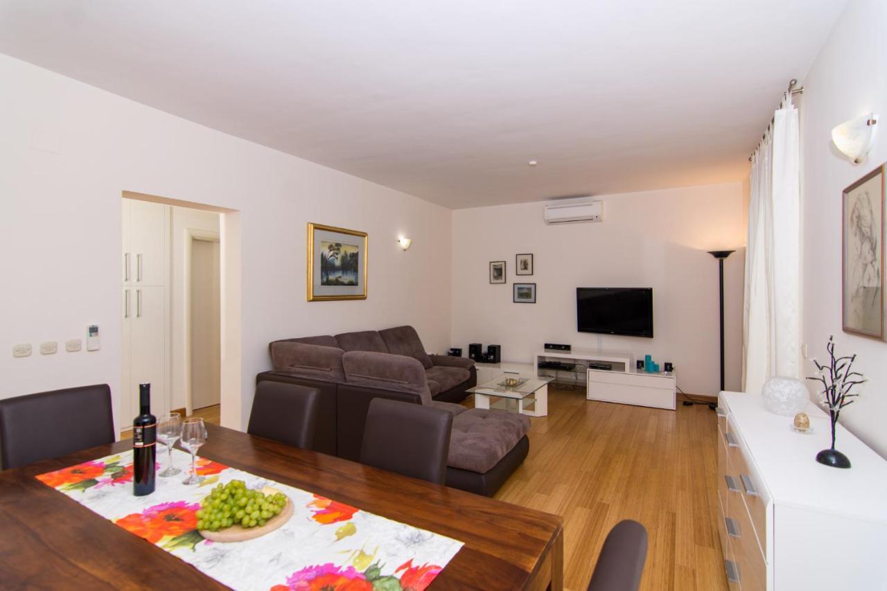 Villa Relax - Beautiful Apartment With Heated Saltwater Pool & Jacuzzi Kaštela エクステリア 写真