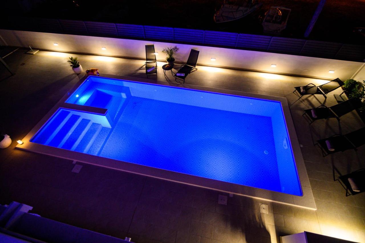 Villa Relax - Beautiful Apartment With Heated Saltwater Pool & Jacuzzi Kaštela エクステリア 写真