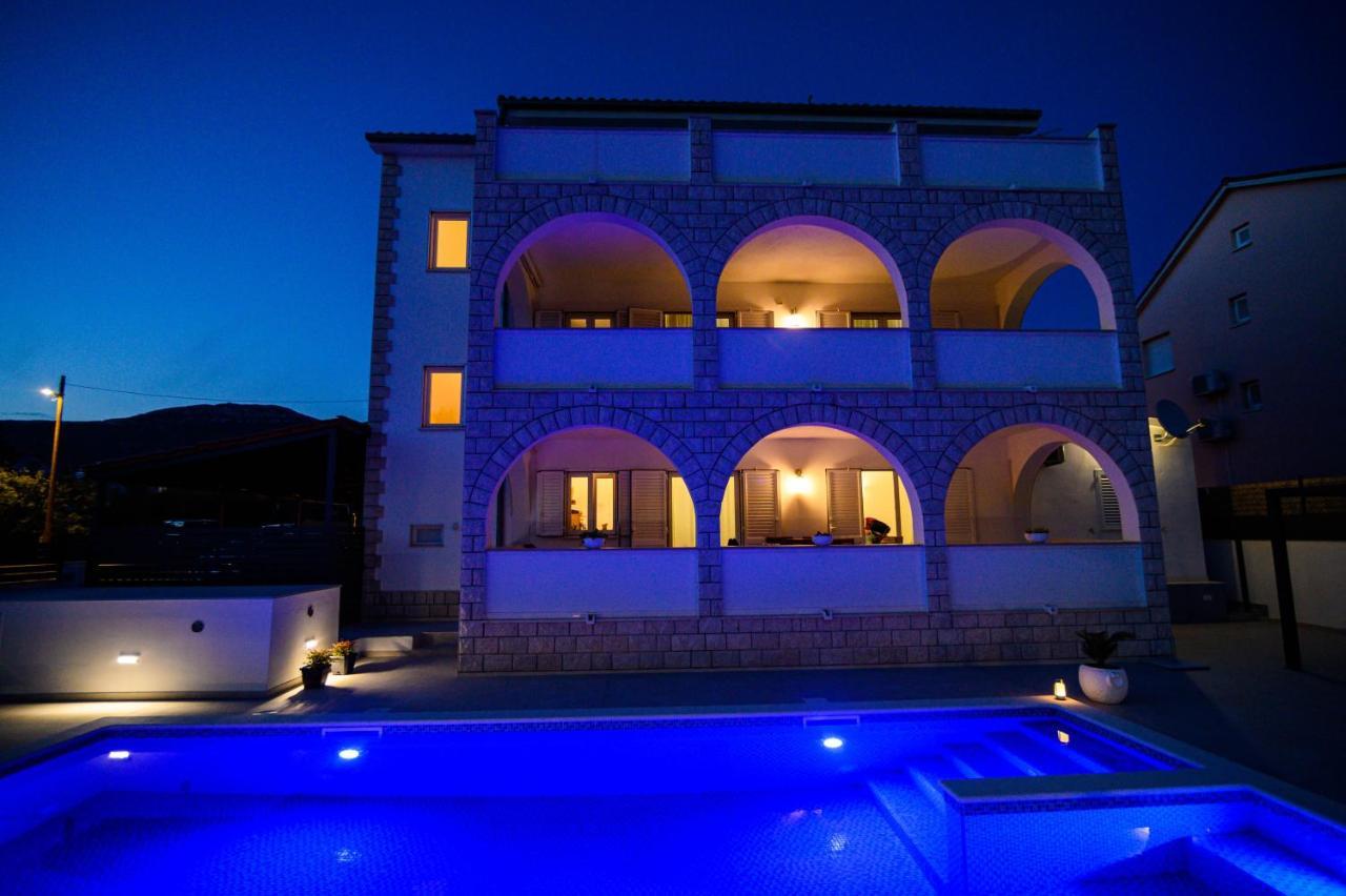 Villa Relax - Beautiful Apartment With Heated Saltwater Pool & Jacuzzi Kaštela エクステリア 写真