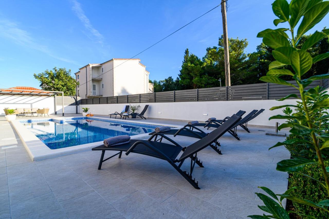 Villa Relax - Beautiful Apartment With Heated Saltwater Pool & Jacuzzi Kaštela エクステリア 写真
