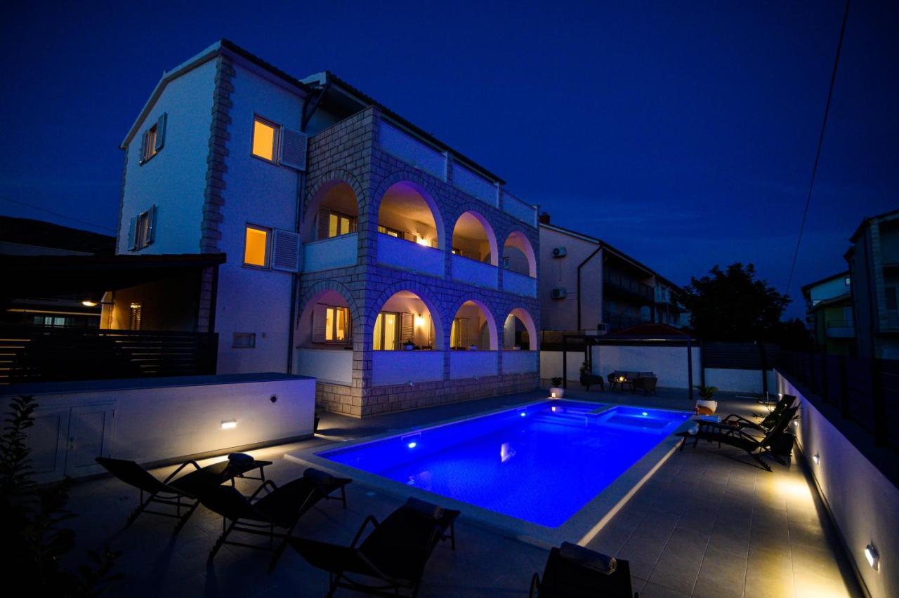 Villa Relax - Beautiful Apartment With Heated Saltwater Pool & Jacuzzi Kaštela エクステリア 写真
