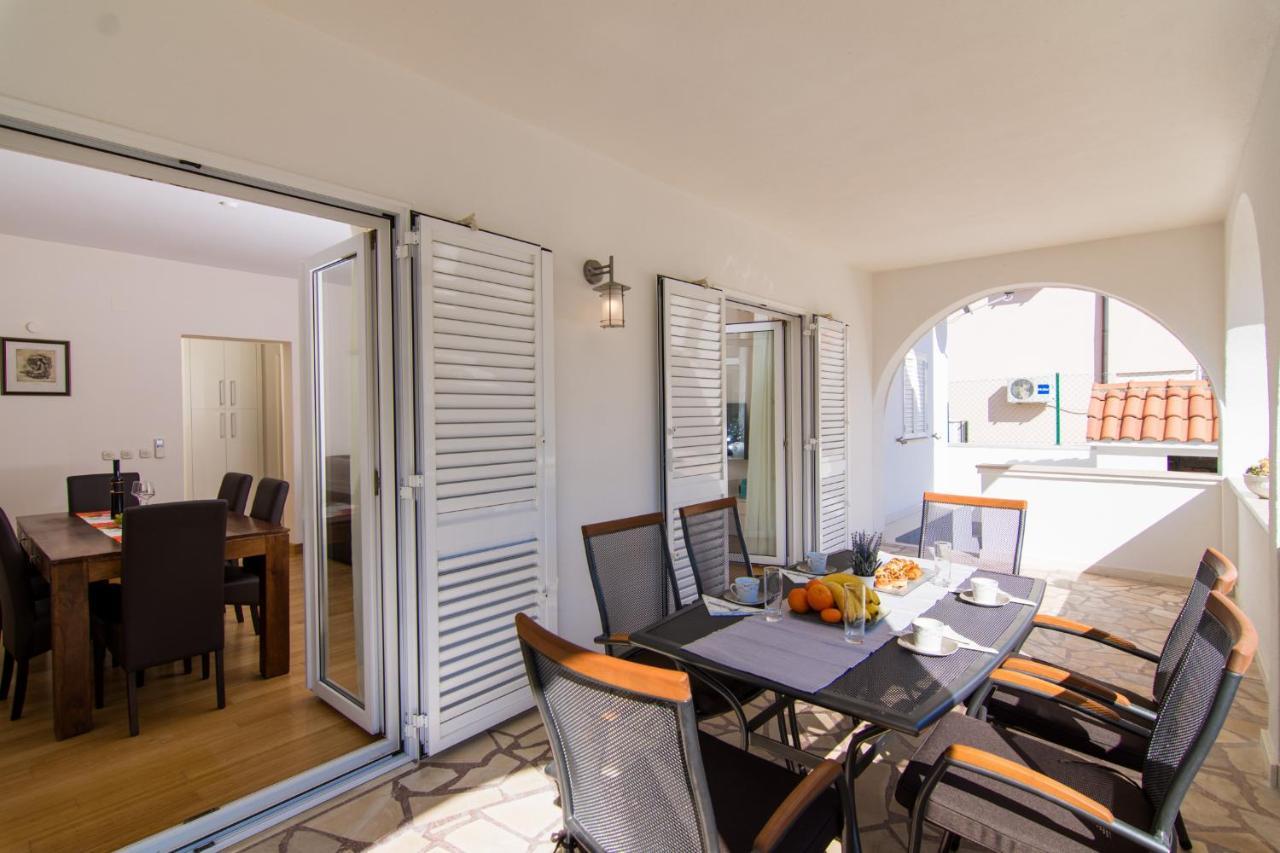 Villa Relax - Beautiful Apartment With Heated Saltwater Pool & Jacuzzi Kaštela エクステリア 写真