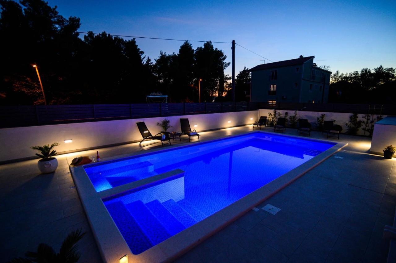Villa Relax - Beautiful Apartment With Heated Saltwater Pool & Jacuzzi Kaštela エクステリア 写真