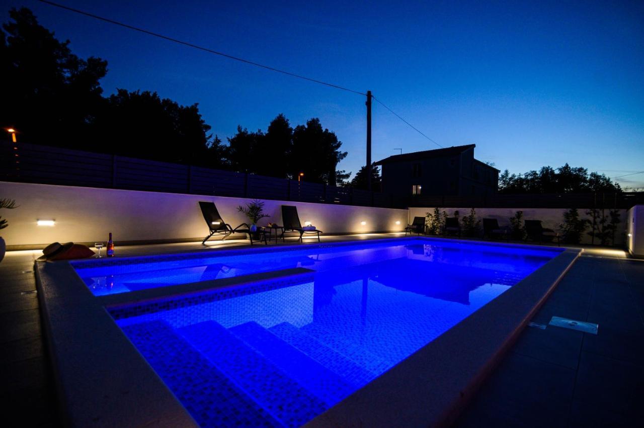 Villa Relax - Beautiful Apartment With Heated Saltwater Pool & Jacuzzi Kaštela エクステリア 写真
