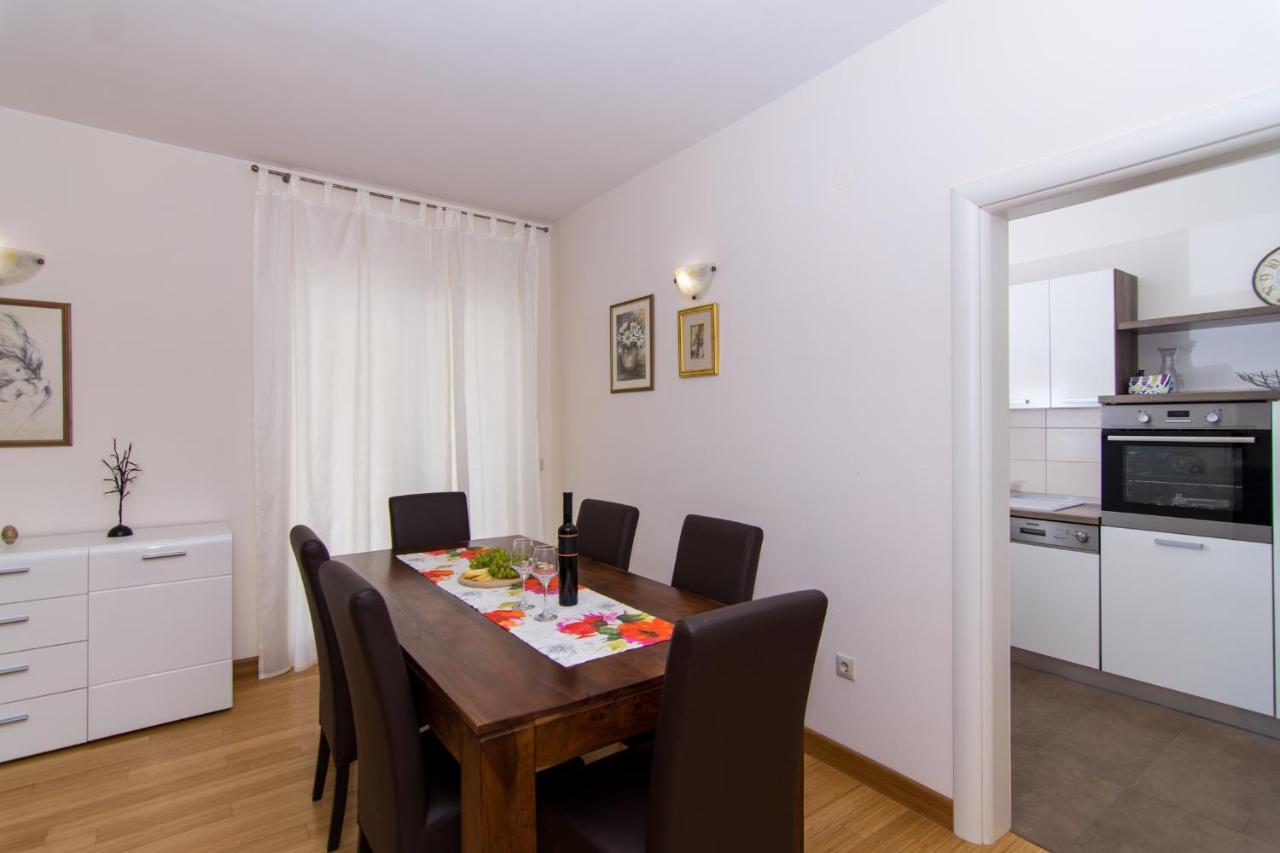 Villa Relax - Beautiful Apartment With Heated Saltwater Pool & Jacuzzi Kaštela エクステリア 写真